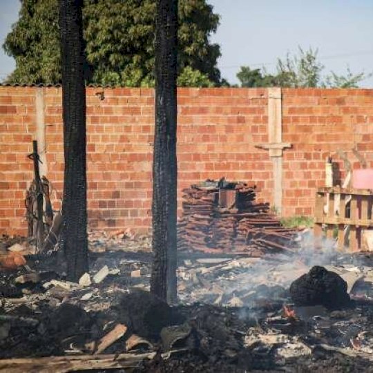 Homem tem casa incendiada pela 3ª vez após "aterrorizar" moradores, diz vizinho