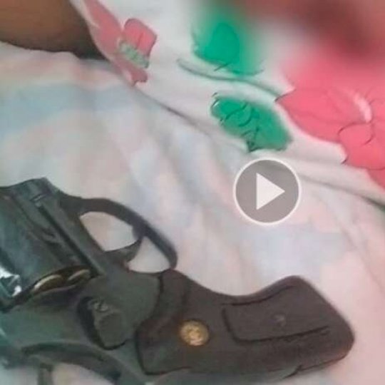 Em vídeo com arma, homem ameaça esposa: "manda a polícia vir"