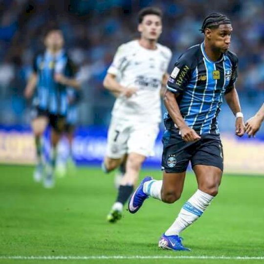 Corinthians vira sobre o Gr&ecirc;mio fora de casa e sobe para o 9&ordm; lugar