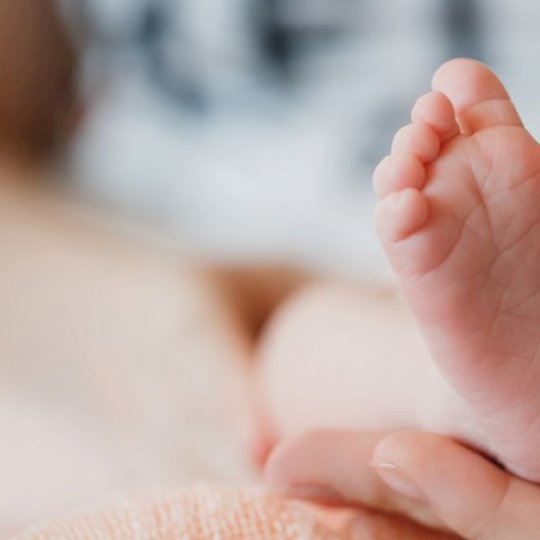 Pai perde o controle, agride bebê de 9 meses e criança morre em UPA