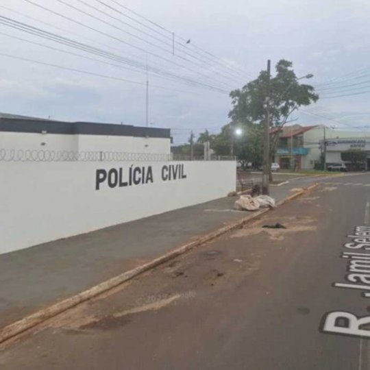 Após furto, familiares de envolvidos brigam em frente à delegacia em Naviraí