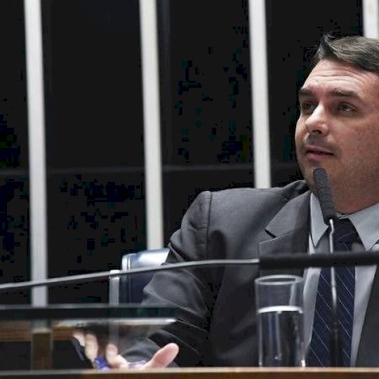 Nunes Marques suspende pesquisa eleitoral que revelou queda de Flávio