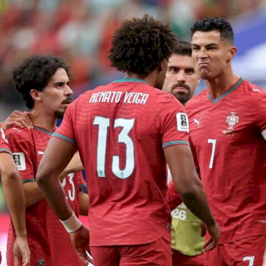 Cristiano Ronaldo marca 2 gols e Portugal goleia o Uzbequist&atilde;o na Copa do Mundo
