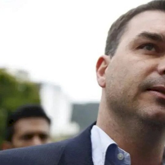 Flávio Bolsonaro diz que operação contra Jaques Wagner pode reverter queda nas pesquisas