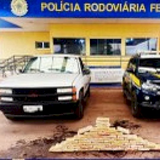 Homem é flagrado com cocaína escondida em caminhonete e é preso