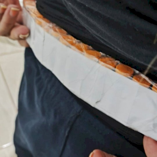 Mulher com emagrecedores amarrados na cintura é flagrada pela polícia