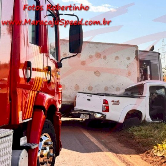 Grave acidente entre caminhão e Hilux deixa duas pessoas presas às ferragens na BR-267 em Maracaju