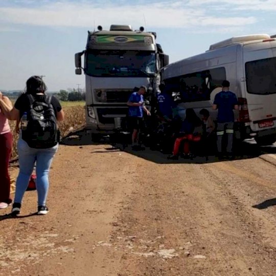 Colisão entre van e caminhão parado deixa feridos entre Fátima do Sul e Dourados