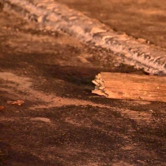 Homem tenta atacar mulher e acaba sendo atingido por pedaço de madeira na cabeça