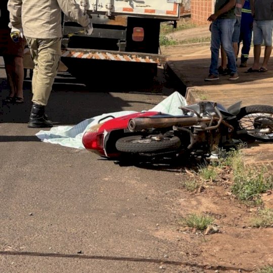 Mulher morre após grave acidente entre motocicleta e caminhão