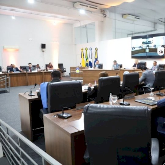 Câmara de Dourados realiza sessão com aprovação de homenagens e títulos