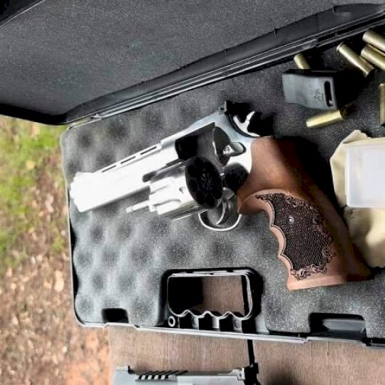 Ca&ccedil;ador perde rev&oacute;lver e muni&ccedil;&otilde;es em rodovia e teme que arma seja usada em crime