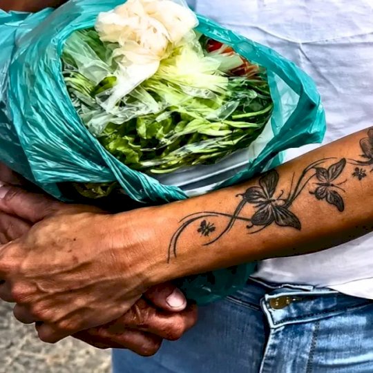 Elas lotam presídio por eles; quando são presas, homens somem da fila