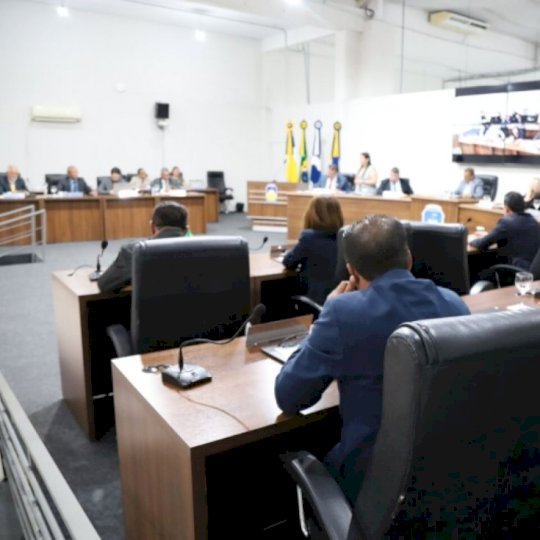 Câmara realiza duas sessões e aprova projetos em primeira e segunda votação