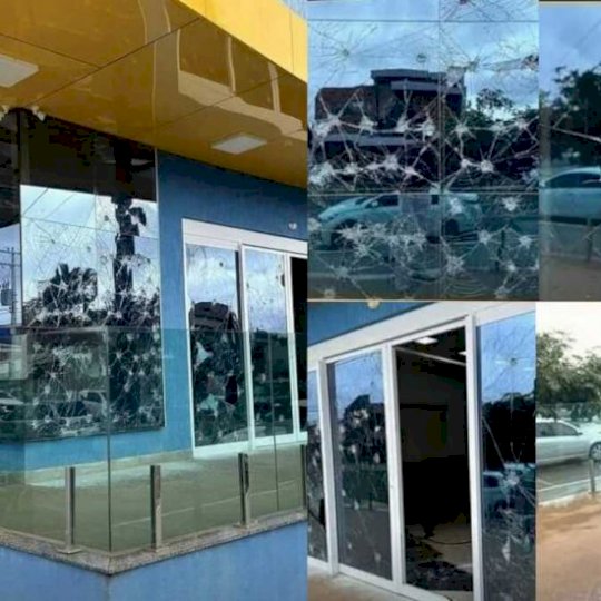 Câmara de Costa Rica amanhece com vidros destruídos e revolta moradores