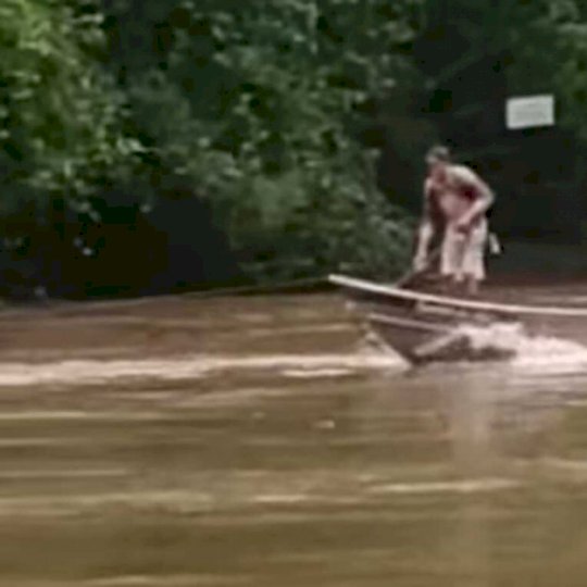 Homens se reúnem para resgatar barco preso em cachoeira de Aquidauana