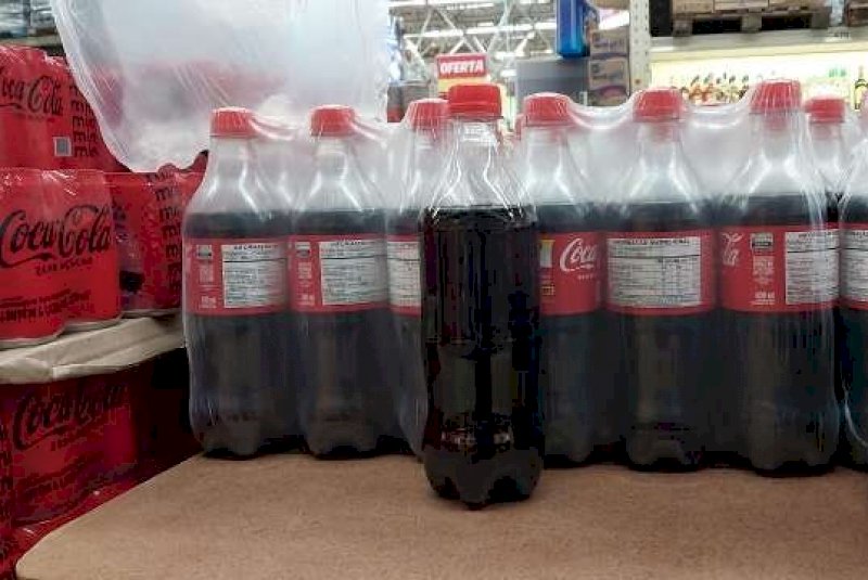 Furtos de figurinhas levam Coca-Cola a trocar garrafas da Copa