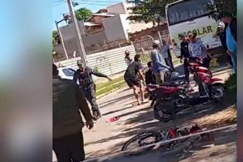Passageira de bicicleta elétrica fica em estado grave ao ser atingida por ônibus durante conversão