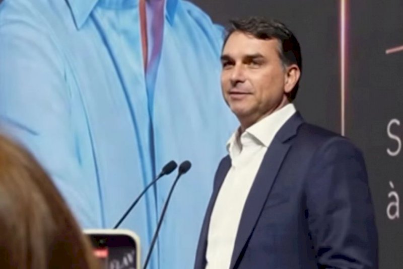 "De preferência, mulher", diz Flávio Bolsonaro sobre vice