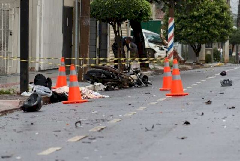 Motociclista &eacute; atingida por caminhonete e morre na Rua Maracaju