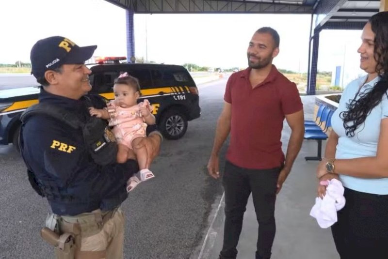 Família reencontra PRF que salvou bebê de 4 meses engasgada