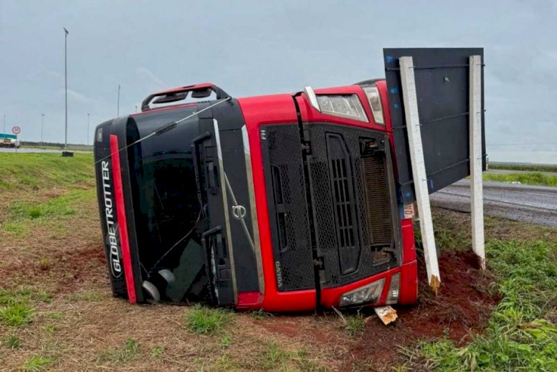 Carreta sai da pista e tomba na MS-157, em Maracaju