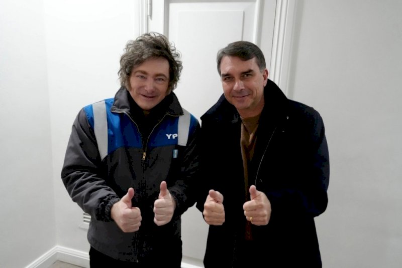 Milei e Flávio Bolsonaro se reúnem e citam "maré azul" no Brasil