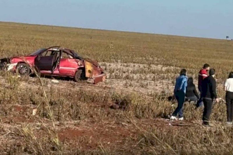Mulher morre ao ser arremessada de carro durante capotamento na MS-386
