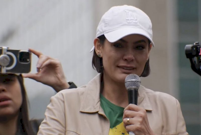 Michelle afirma que apoiará campanha de Flávio no "momento certo"