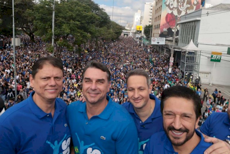 Flávio Bolsonaro, Tarcísio, Nunes, Jorge Messias e André Mendonça participam da Marcha para Jesus em SP