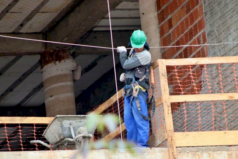 Construção empregou 2,5 milhões e pagou média de 2,1 salários mínimos