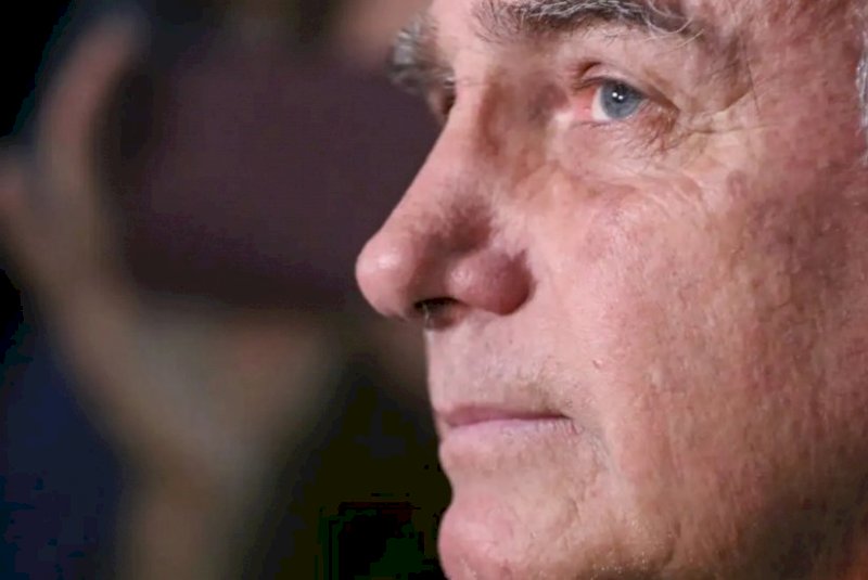 Bolsonaro diz ao STF que pode manter arma em casa durante prisão