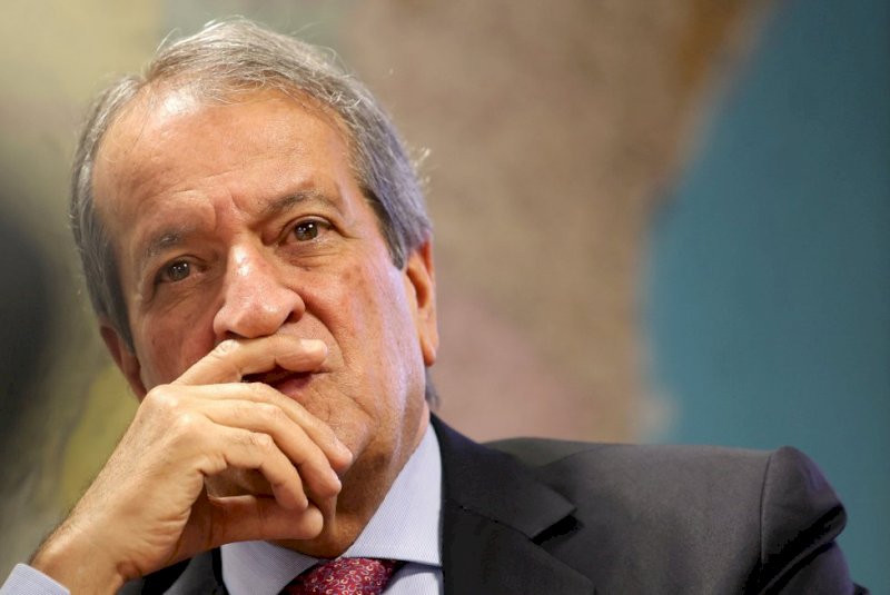 Flávio Bolsonaro defende Valdemar, acusado de desvio de dinheiro