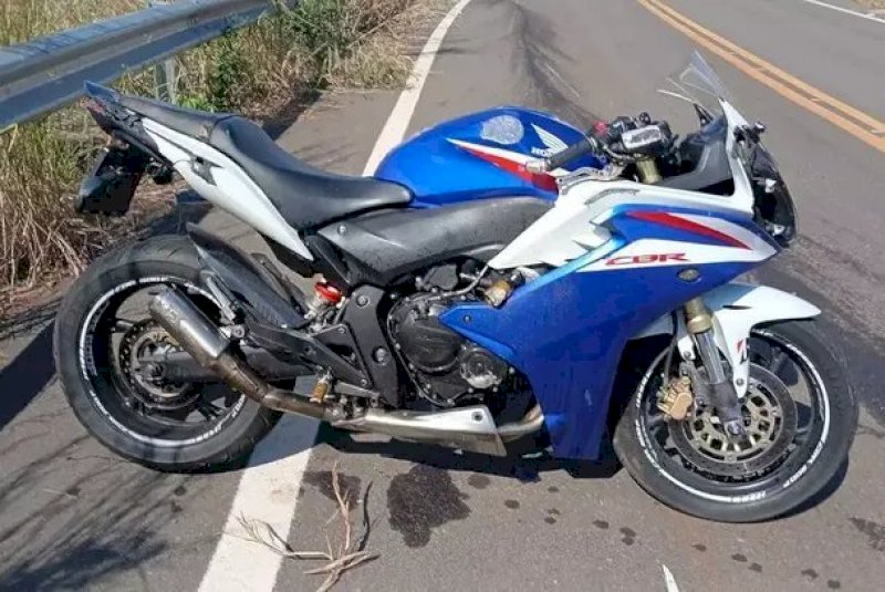 Homem morre após bater moto de alta cilindrada em proteção de estrada em MS