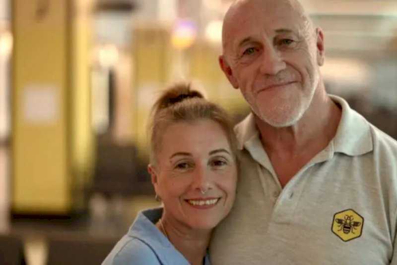 Amigos de trabalho descobrem que são irmãos separados pela adoção