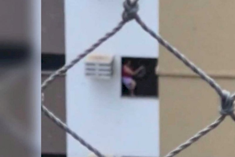 Mulher é flagrada limpando janela pelo lado de fora de prédio em Campo Grande (vídeo)