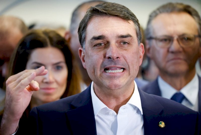 Flávio Bolsonaro: PP e União Brasil recuam de apoio presidencial
