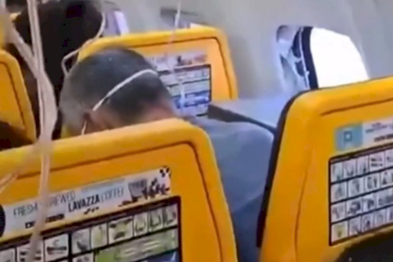 Mulher conta como salvou marido de ser sugado por janela de avião