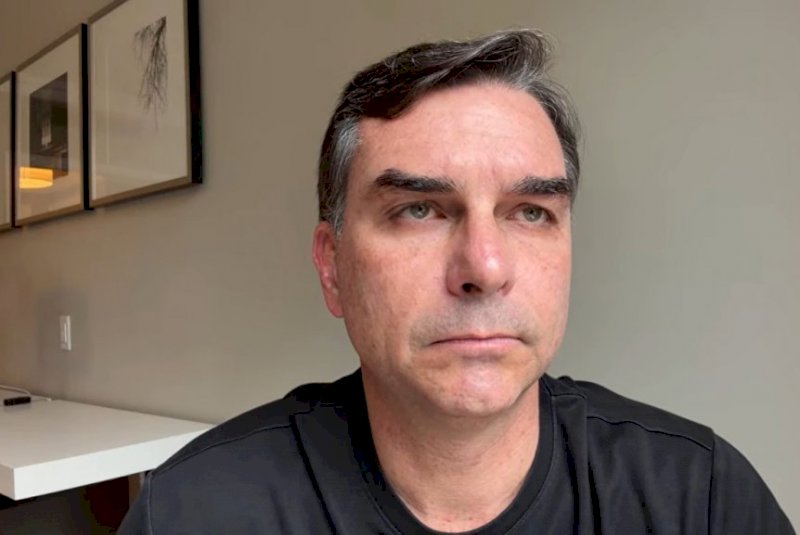 Flávio Bolsonaro defende EUA e diz que Lula lambe as botas da China