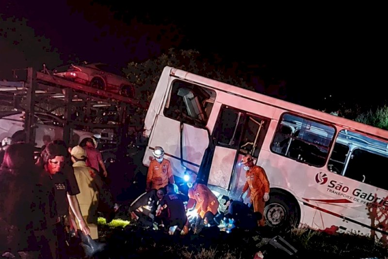 Acidente entre ônibus e carreta deixa dezenas de feridos; quatro deles em estado grave