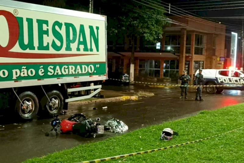 Jovem morre após colidir na traseira de caminhão estacionado