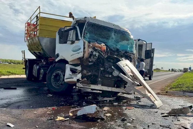 Caminhão-tanque fica destruído após bater em bitrem na MS-141