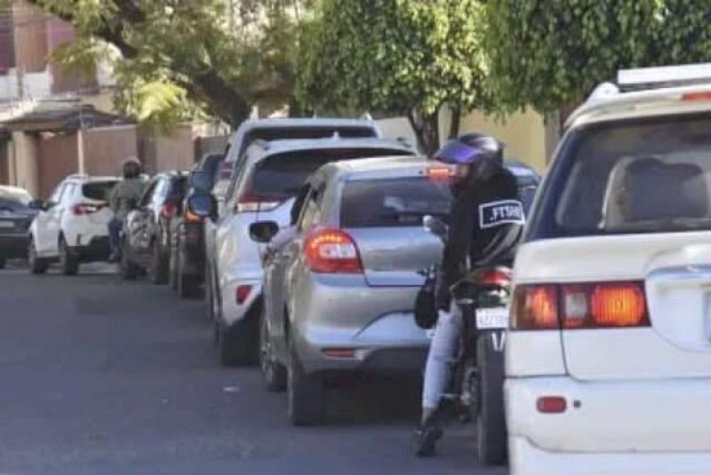 Do lado boliviano da fronteira, motoristas enfrentam filas por combust&iacute;vel