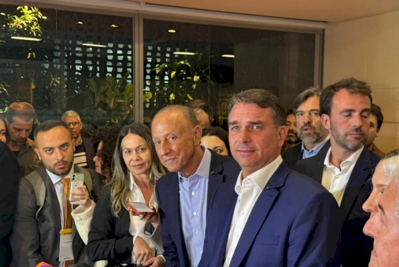 'Quem tem que prestar contas não sou eu', diz Flávio Bolsonaro sobre filme Dark Horse