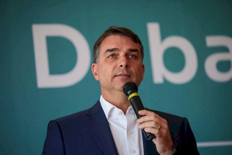 Flávio Bolsonaro se encontra com ministro de Bukele e diz que Brasil tinha que prender mais