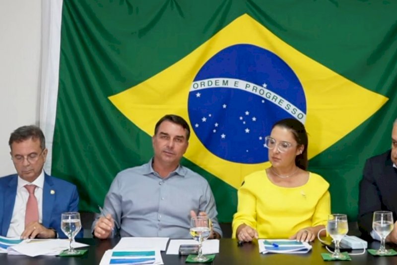 Flávio Bolsonaro diz que e-mails do Missão foram vistos como spam