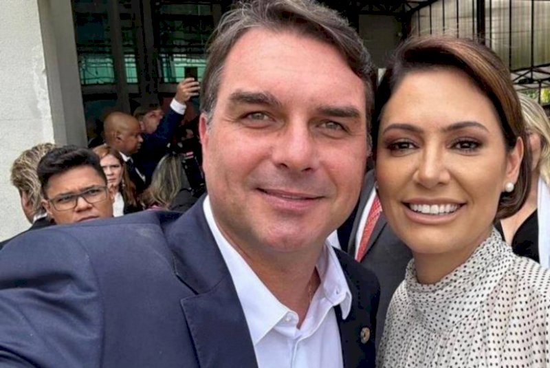 Campanha de Flávio Bolsonaro comemora fala de Michelle ao declarar que crise é 'página virada'