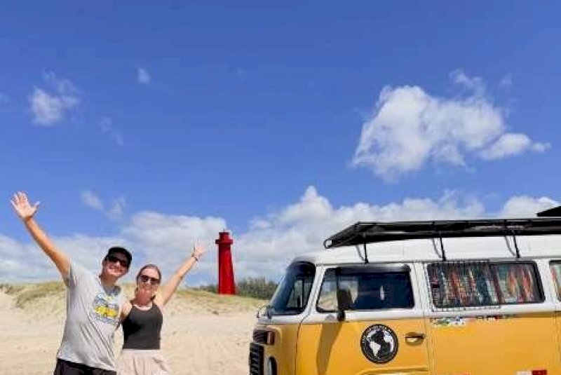 Casal abandonou escrit&oacute;rio para ser feliz na estrada e morar em Kombi