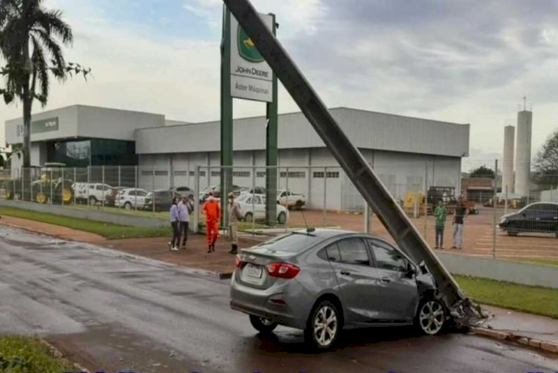 Médica desvia de cachorro e derruba poste de energia em Maracaju