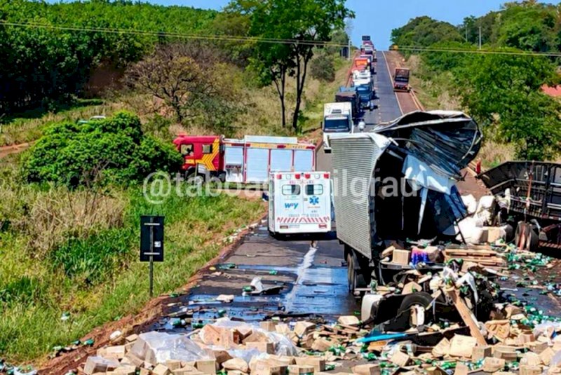 Batida entre carretas deixa dois mortos na BR-158 (vídeo)